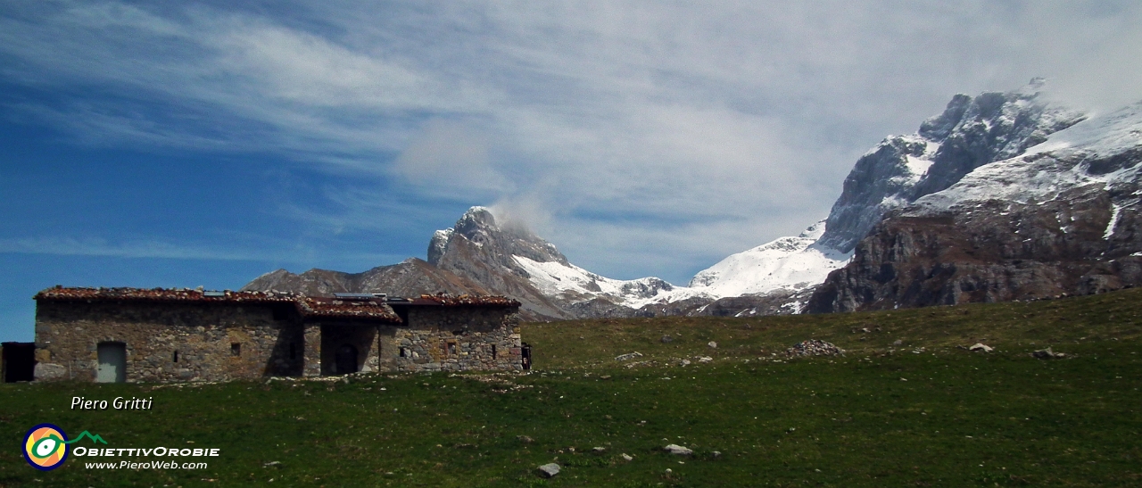 54 Baita Zuccone con Arera e Corna Piana - 1....JPG